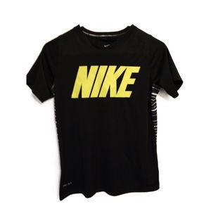 Unisex. Nike. Dry fit. Short sleeve. T-shirt. Medium. Black. Graphic logo.